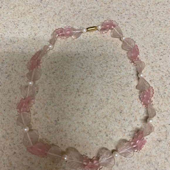 Jewelry - Pink and White Flower Look Neclase